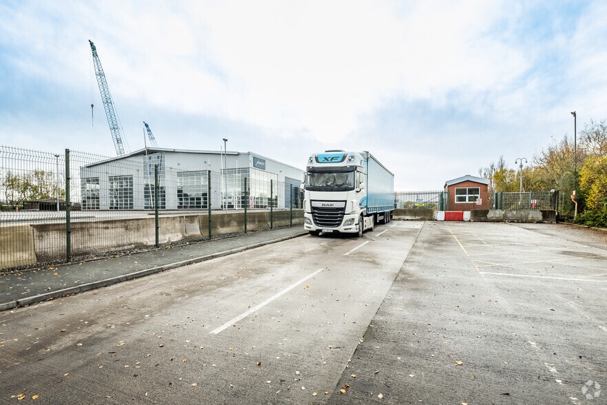 North Rd, Ellesmere Port to rent - Building Photo - Image 3 of 23