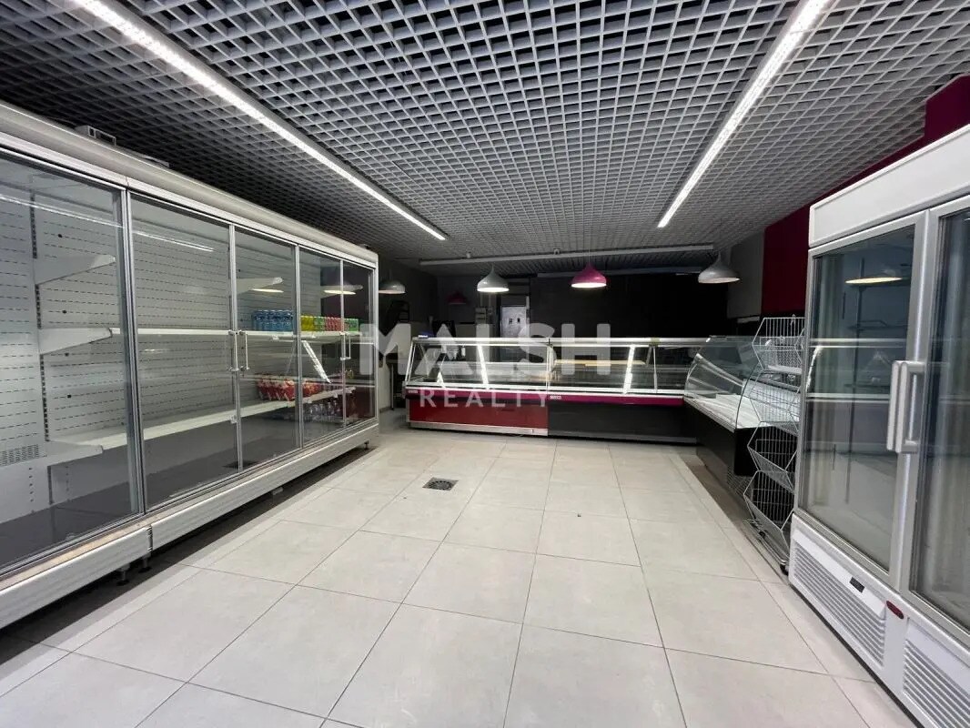 Retail in Villeurbanne to rent Interior Photo- Image 1 of 8