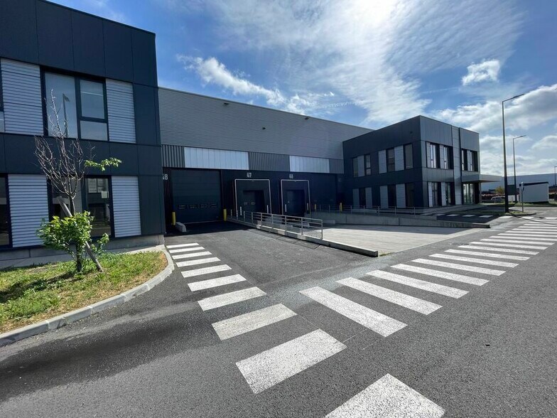 Light Industrial in Le Bourget to rent - Building Photo - Image 1 of 12