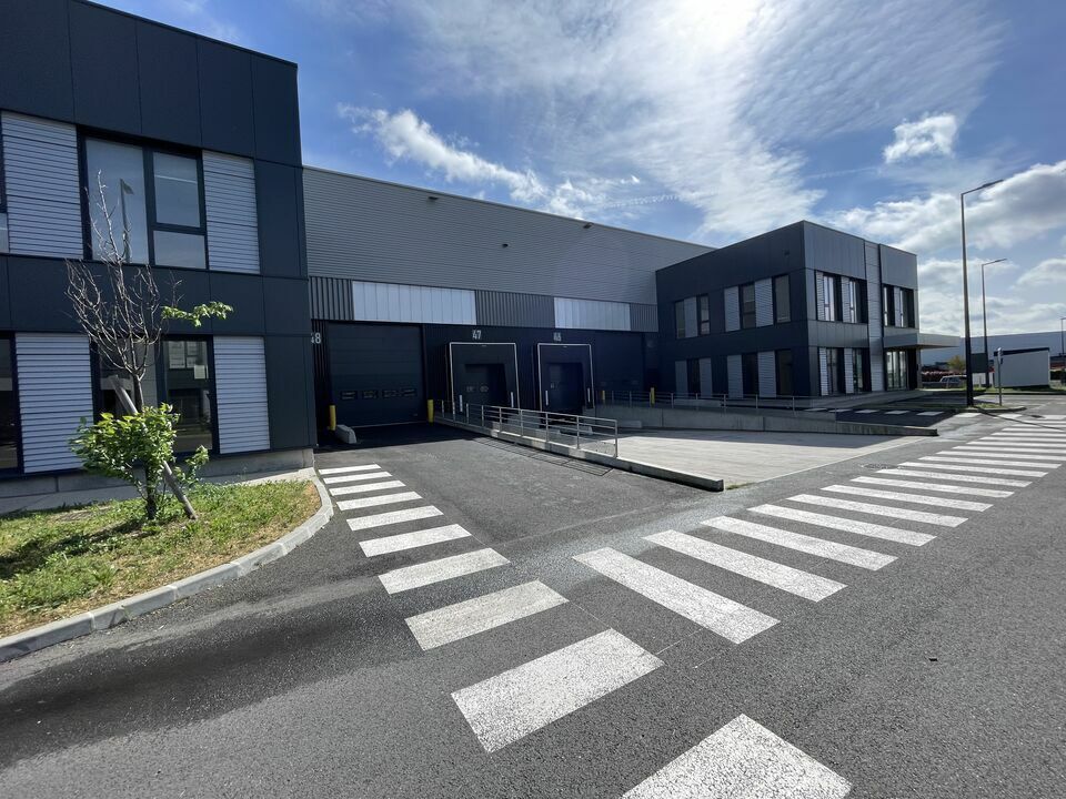 Light Industrial in Le Bourget to rent Building Photo- Image 1 of 13