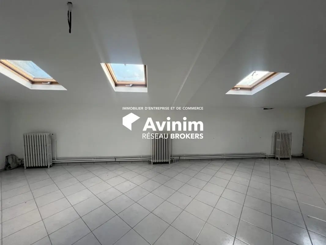 Light Industrial in Décines-Charpieu to rent Interior Photo- Image 1 of 7