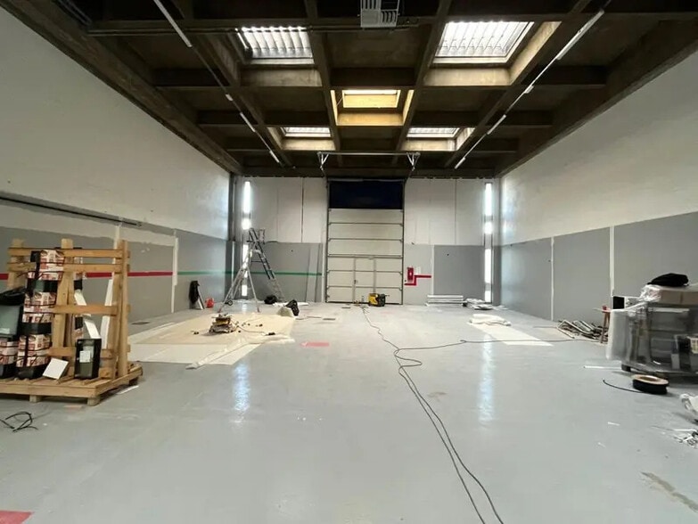Light Industrial in Rungis to rent - Interior Photo - Image 3 of 11