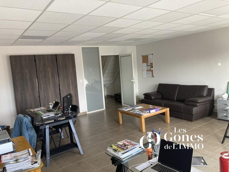 Retail in MARCILLY-D'AZERGUES to rent - Interior Photo - Image 2 of 6