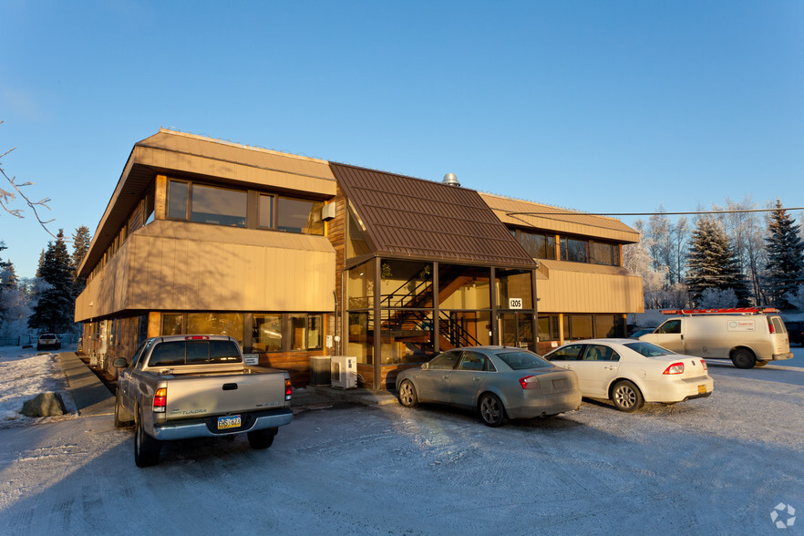 1205 E International Airport Rd, Anchorage, AK for rent - Primary Photo - Image 1 of 15