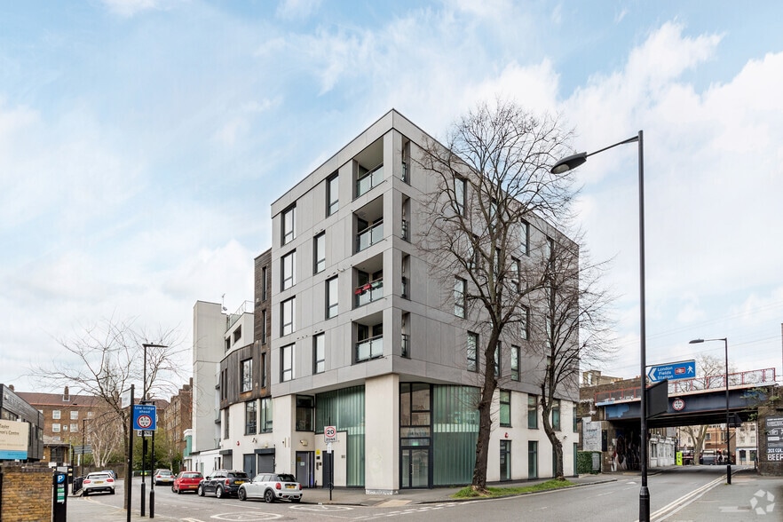 4 Triangle Rd, London for sale - Primary Photo - Image 1 of 1