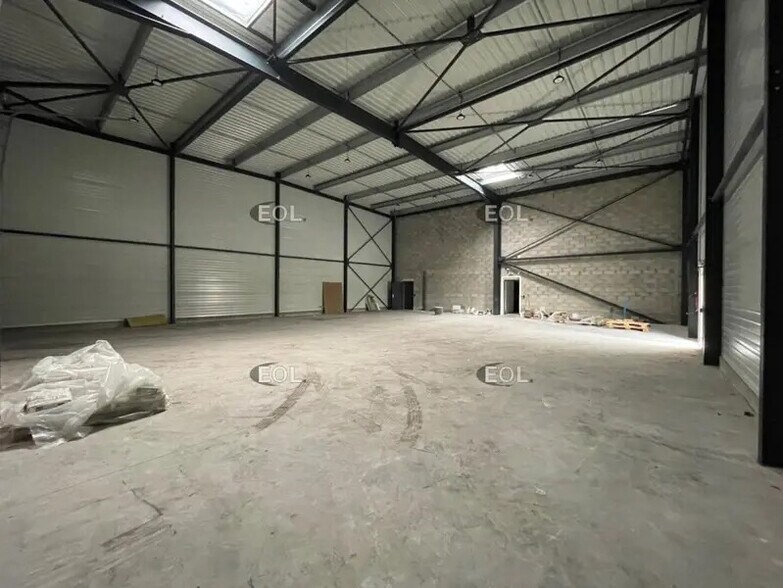 Industrial in Le Mesnil-Amelot to rent - Interior Photo - Image 2 of 5