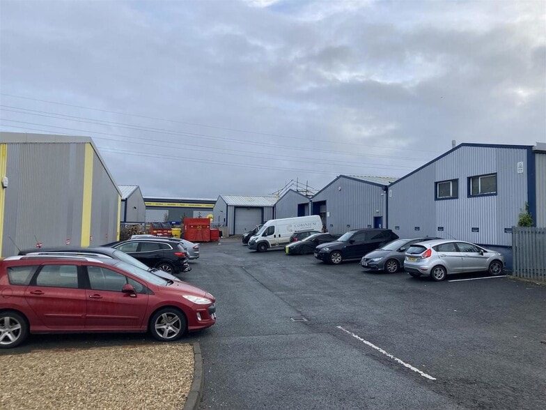 Kingsditch Trading Estate, Cheltenham to rent - Building Photo - Image 3 of 6