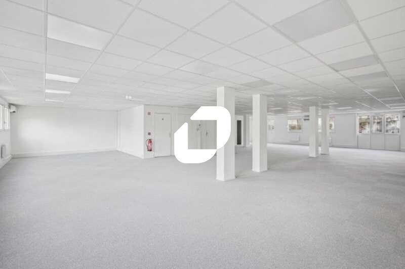 25 Rue Greffülhe, Levallois-Perret to rent - Building Photo - Image 3 of 10