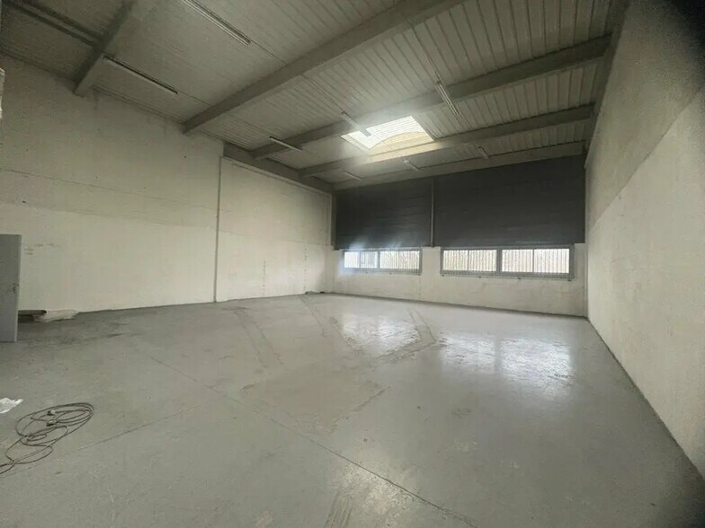 Light Industrial in Champs-sur-Marne to rent - Interior Photo - Image 2 of 4