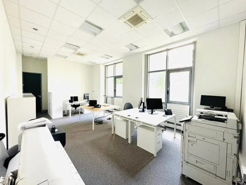 17 Rue Louis Rouquier, Levallois-Perret to rent - Building Photo - Image 2 of 5