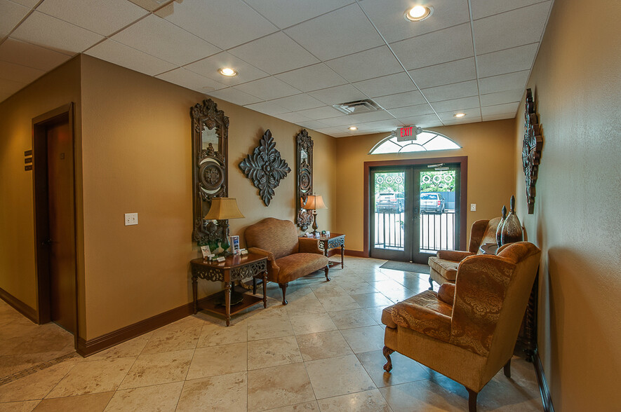 1414 S Friendswood Dr, Friendswood, TX for rent - Interior Photo - Image 3 of 5