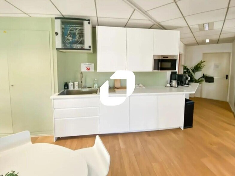 Office in Saint-Maur-des-Fossés to rent - Interior Photo - Image 2 of 3