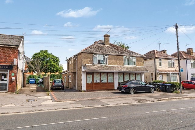 13 Andover Rd, Ludgershall for sale - Primary Photo - Image 1 of 3