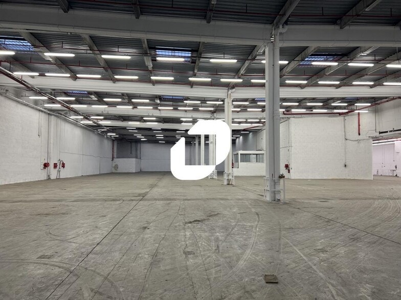 Industrial in Croissy-Beaubourg to rent - Building Photo - Image 2 of 12