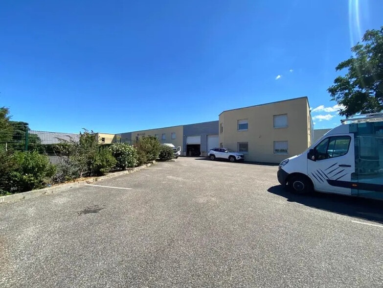 Light Industrial in Vénissieux to rent - Building Photo - Image 1 of 7