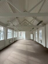 Queenstown Rd, London to rent Interior Photo- Image 1 of 3