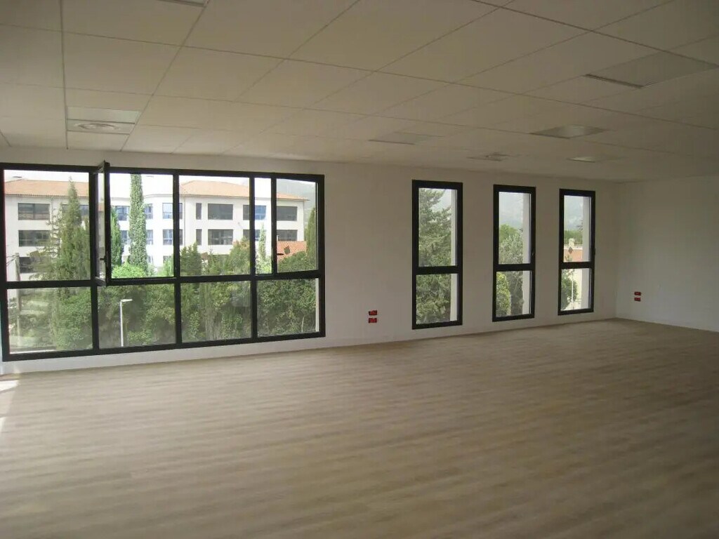 Location Bureaux 84 m² - Photo 1