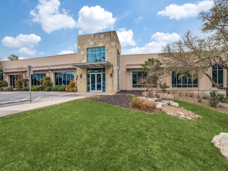 2200-2202 Thousand Oaks Dr, San Antonio, TX for sale - Building Photo - Image 1 of 9