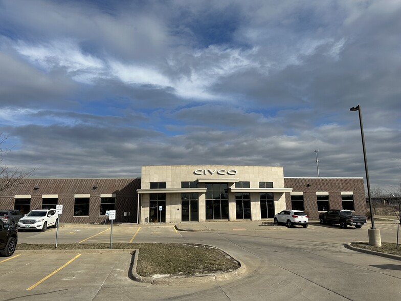 2301 Jones Blvd, Coralville, IA for rent - Primary Photo - Image 1 of 31