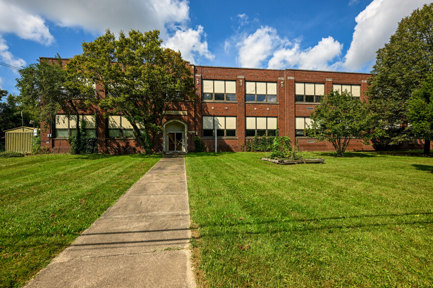 924 Mohawk Trail, Akron, OH for sale - Primary Photo - Image 1 of 1