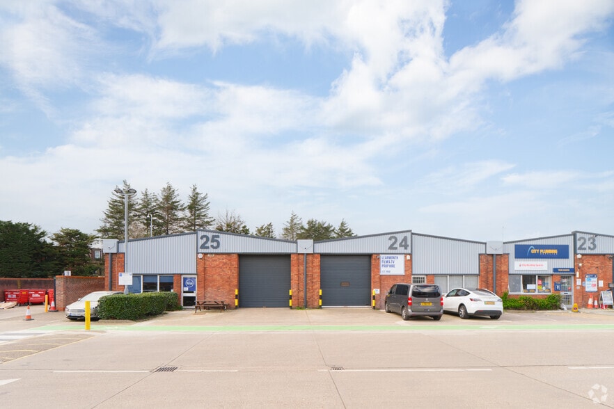 The Vale, London to rent - Building Photo - Image 2 of 7