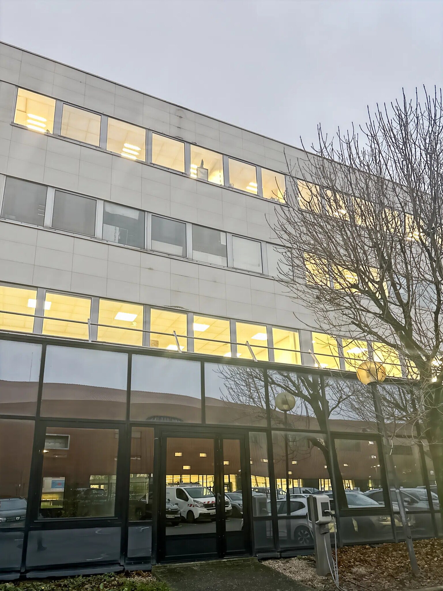 Office in Gennevilliers for sale Primary Photo- Image 1 of 12