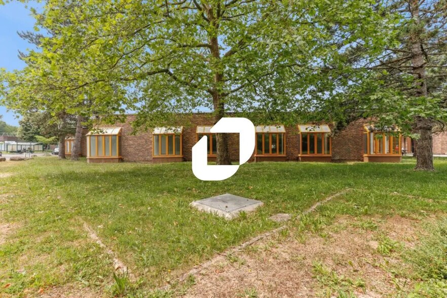 Office in Croissy-Beaubourg to rent - Building Photo - Image 2 of 14