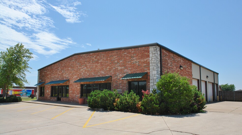 1101-1105 S Fretz Ave, Edmond, OK for rent - Building Photo - Image 1 of 1