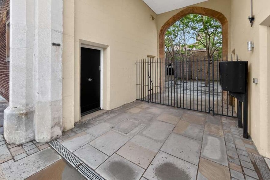 14 Napoleon Ln, London for sale - Building Photo - Image 3 of 8