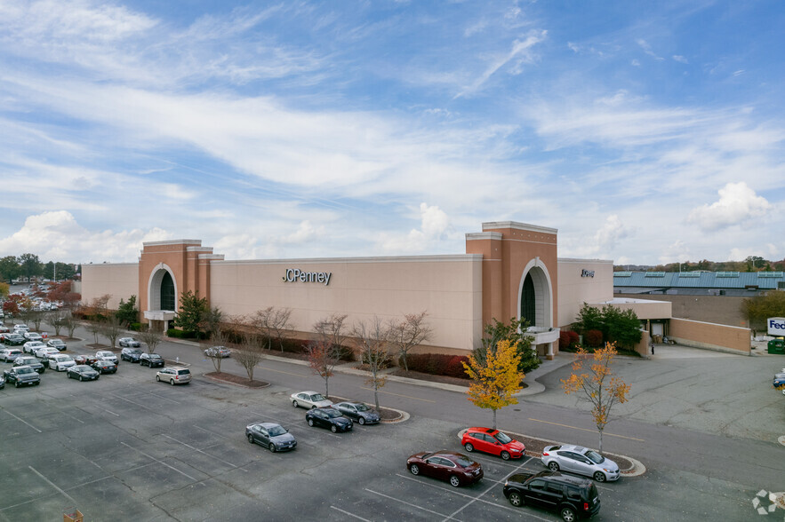 Chesterfield Towne Center portfolio of 4 properties for sale on LoopNet.co.uk - Primary Photo - Image 2 of 4