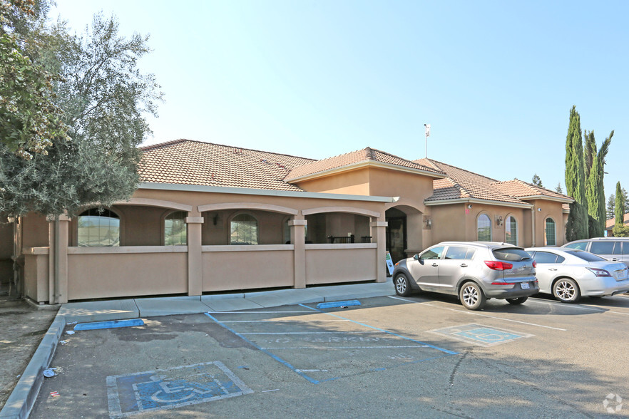 1186 E Leland Ave, Tulare, CA for rent - Building Photo - Image 2 of 8