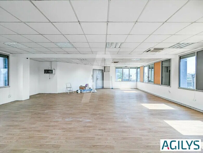 Office in Massy to rent - Interior Photo - Image 1 of 5