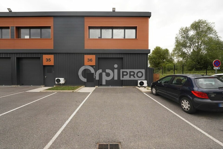401 Rue Le Chatelier, Vaulx-Milieu for sale - Building Photo - Image 1 of 9