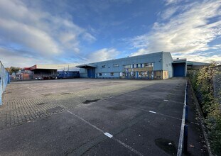 Laporte Way, Luton to rent Building Photo- Image 2 of 3