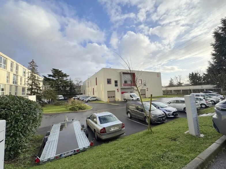 Light Industrial in Pontoise to rent - Building Photo - Image 1 of 27