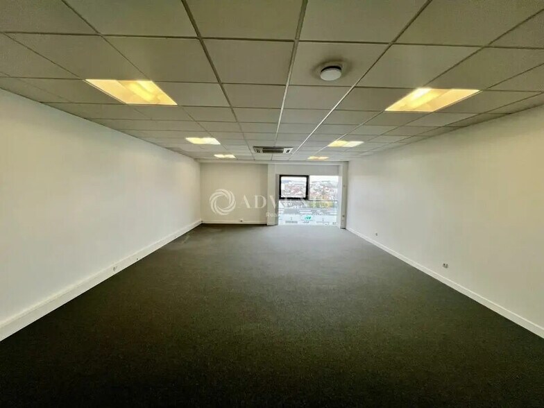 Office in Bezons to rent - Interior Photo - Image 3 of 12