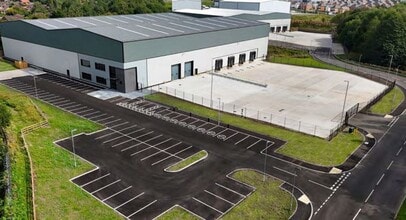 Foxdenton Ln, Manchester to rent Building Photo- Image 1 of 3