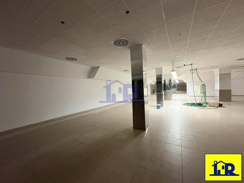 Retail in Cuenca, Cuenca to rent - Interior Photo - Image 2 of 5