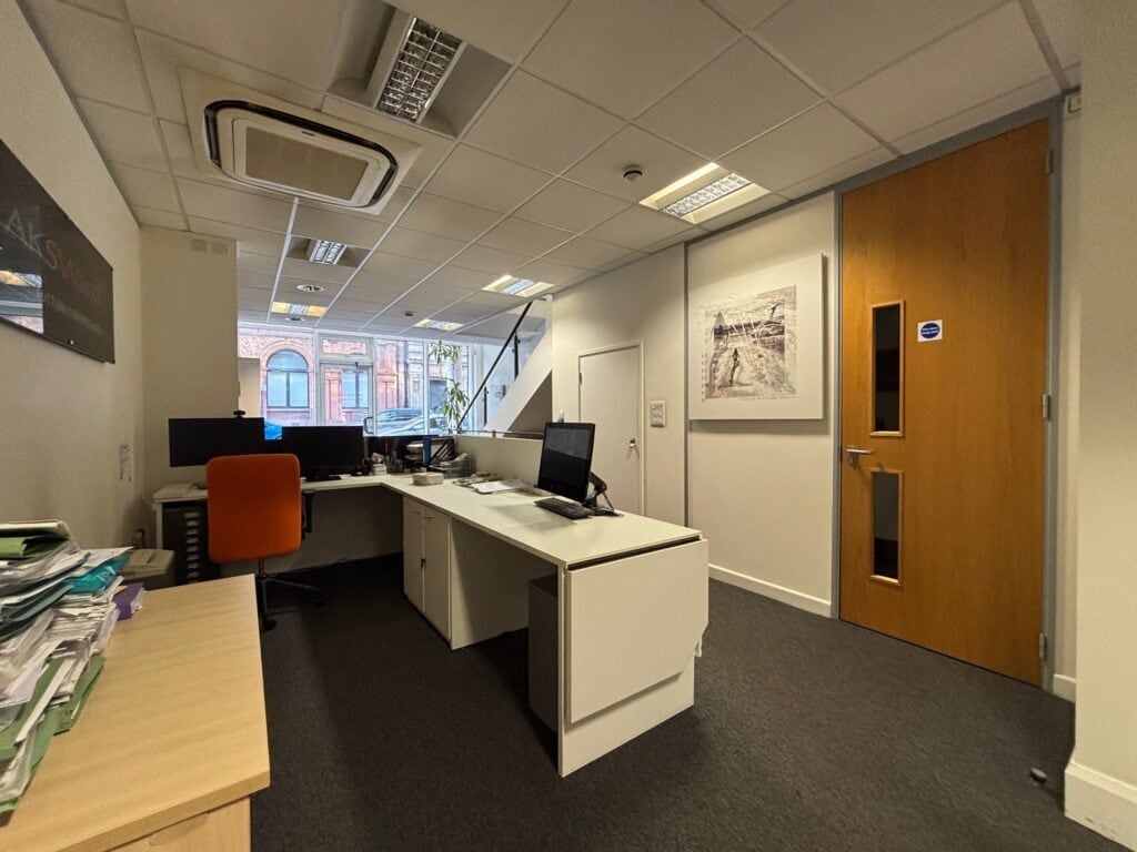 114-118 High St, Southampton to rent Interior Photo- Image 1 of 6