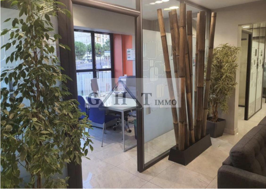 Retail in Villejuif for sale Interior Photo- Image 1 of 3