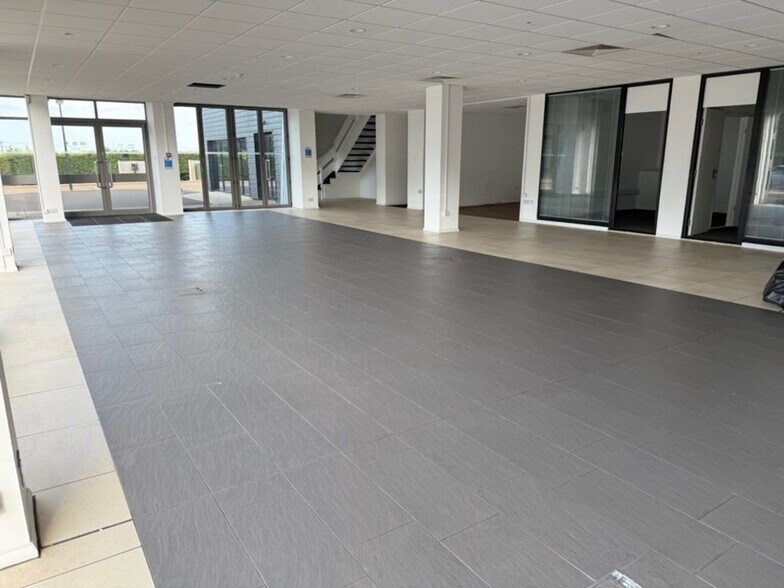 Unit 1 Forest Rd, Newport to rent - Interior Photo - Image 2 of 6