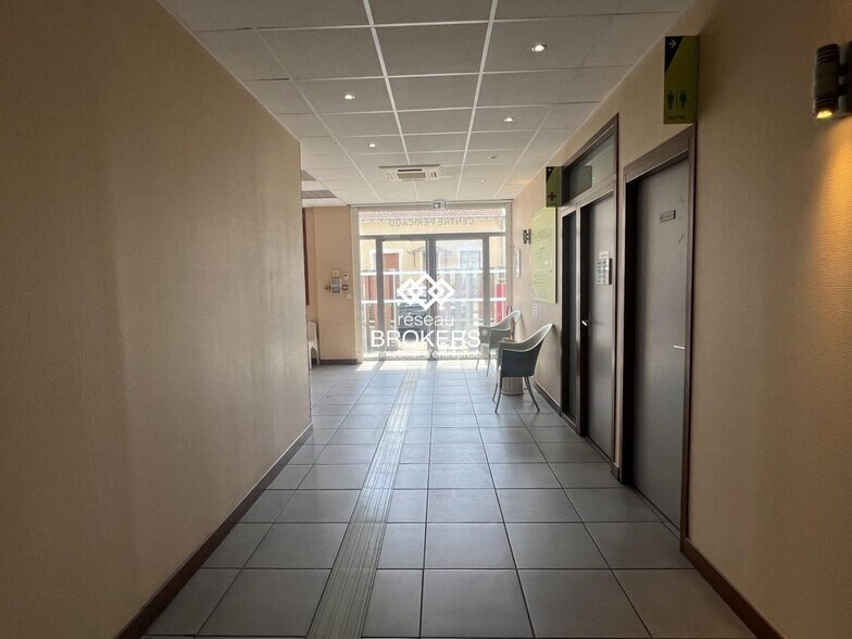Office in Lyon to rent - Lobby - Image 2 of 8