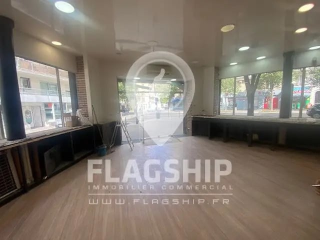 Location Commerce 225 m² - Photo 1