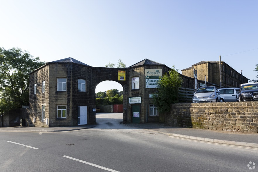 Halifax Rd, Bradford to rent - Primary Photo - Image 1 of 4