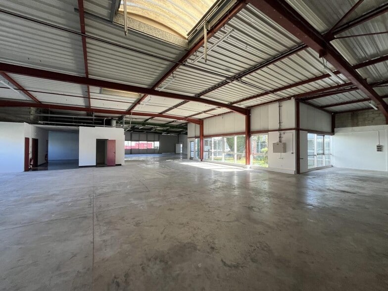Industrial in Villebon-sur-Yvette to rent - Interior Photo - Image 2 of 9