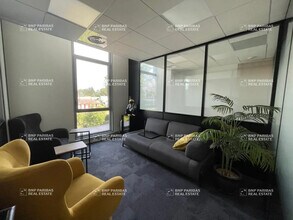 Office in Limonest to rent Interior Photo- Image 1 of 8