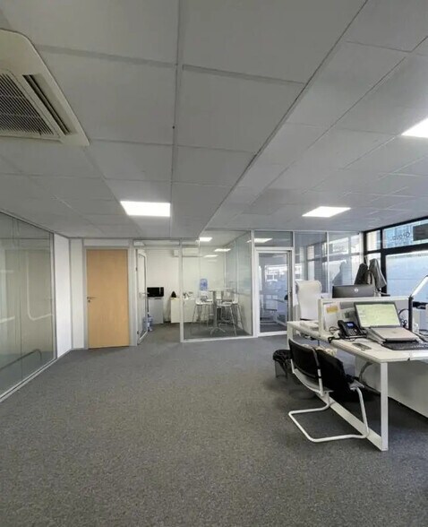 Office in Levallois-Perret to rent - Building Photo - Image 2 of 6