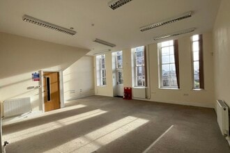 Dean Clarke Gardens, Exeter to rent Interior Photo- Image 1 of 2