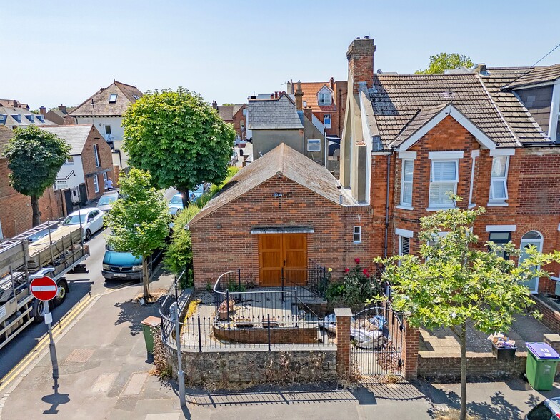 38 Morehall Avenue, Folkestone to rent - Primary Photo - Image 1 of 12