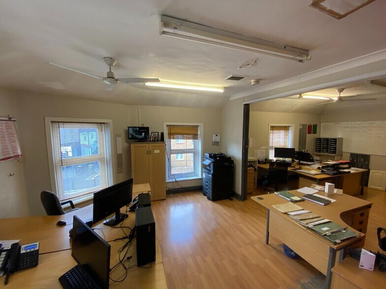 1 Broadway St, Grays to rent - Building Photo - Image 3 of 7